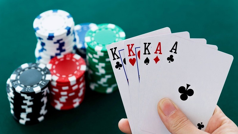 Một bàn poker cơ bản